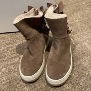 J slides tan fur lined booties
